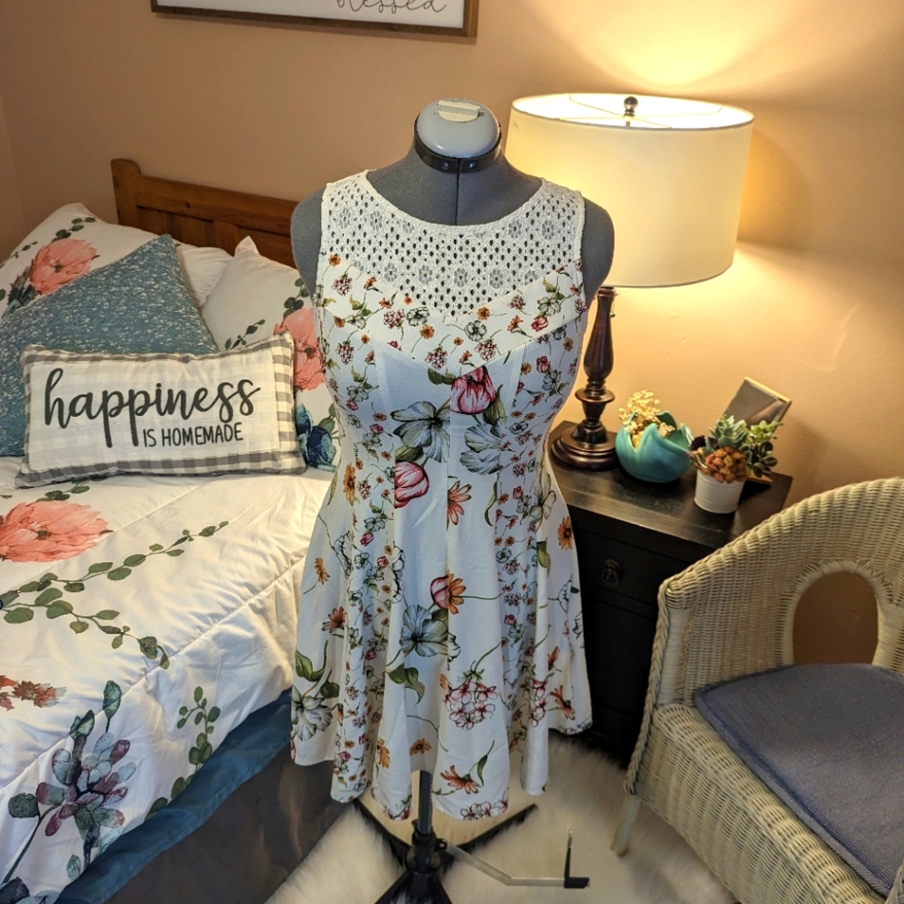 Julian Taylor size 8 White floral knee-length dress with lace neckline